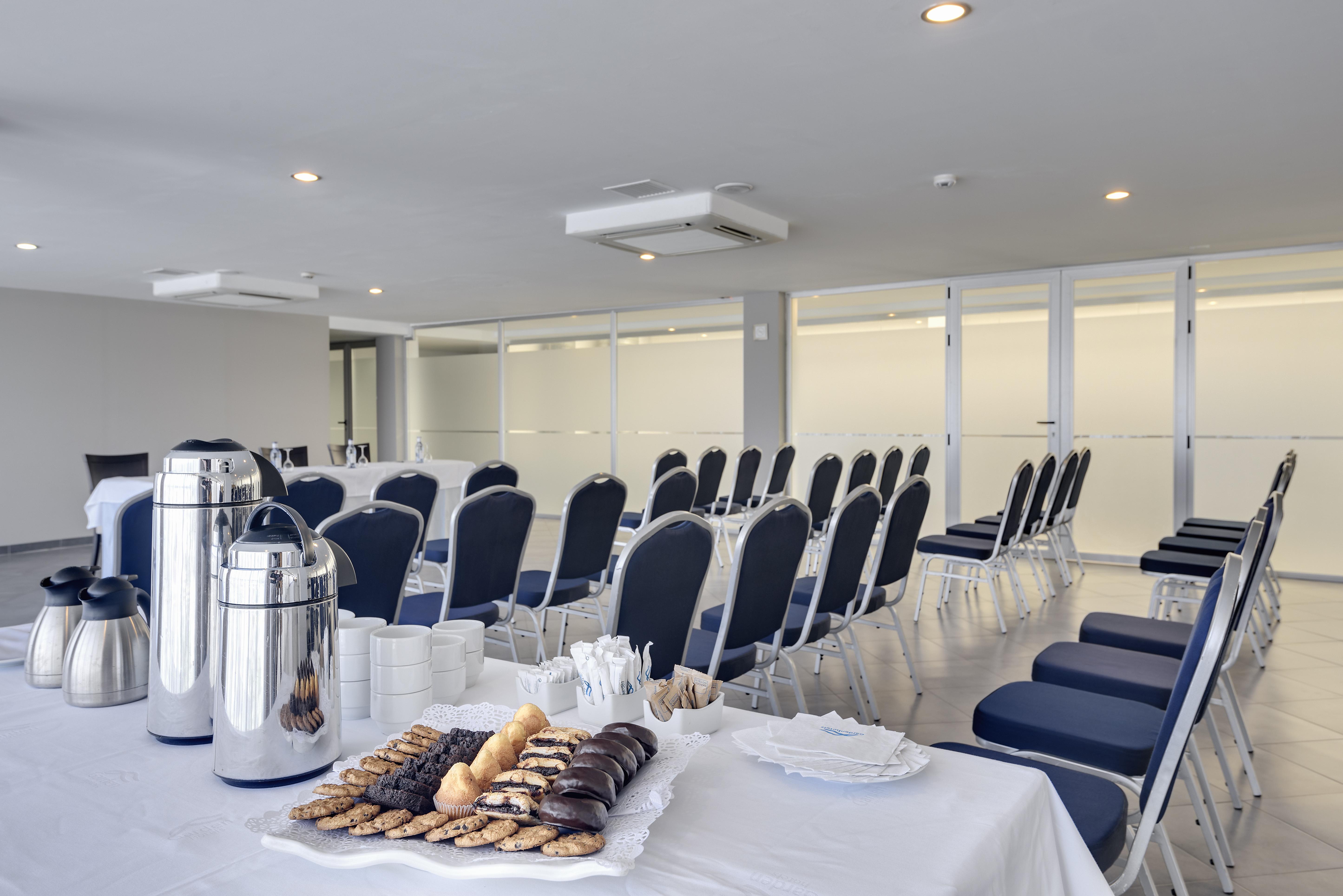 Cabogata Beach Hotel Retamar  Exterior foto The Business Lounge at London Heathrow Airport